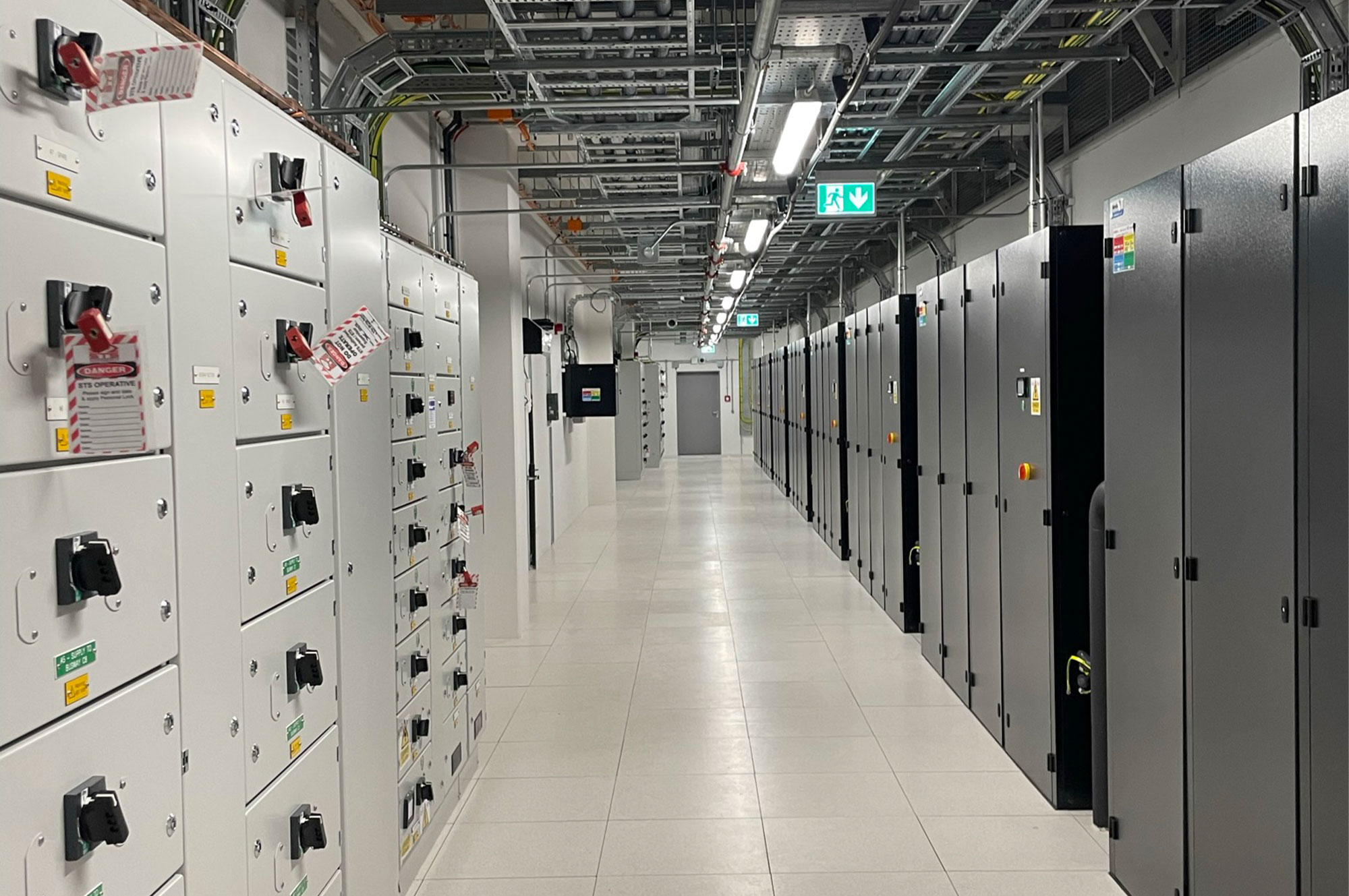 Technische Infrastruktur mit mehreren Schaltschränken und Kabelkanälen in einem modernen Raum für Energieverteilung.